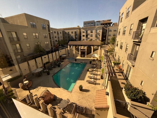 Building Photo - 2 bedroom | 2 bathroom | Midtown condo