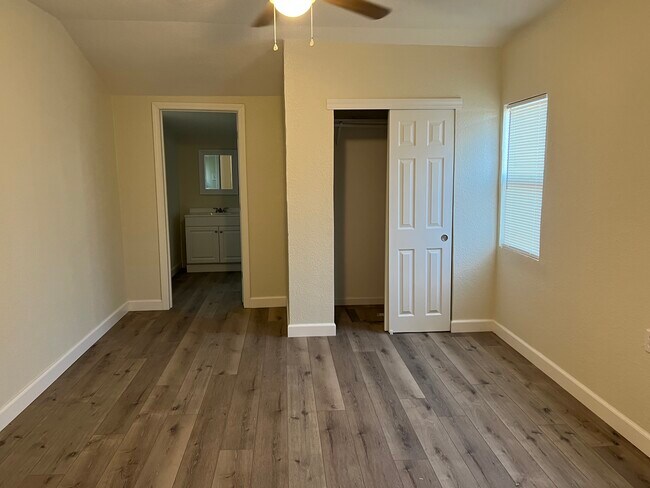Building Photo - 533 Hilborn St
