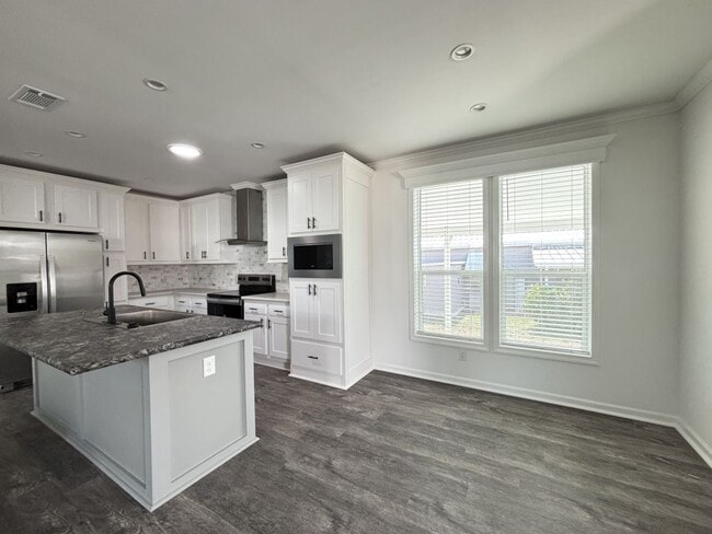 Building Photo - 7423 43rd Dr N