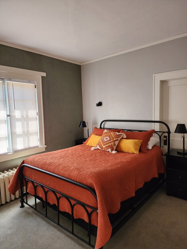 Queen bedroom #1 - 46 Griffith Ave