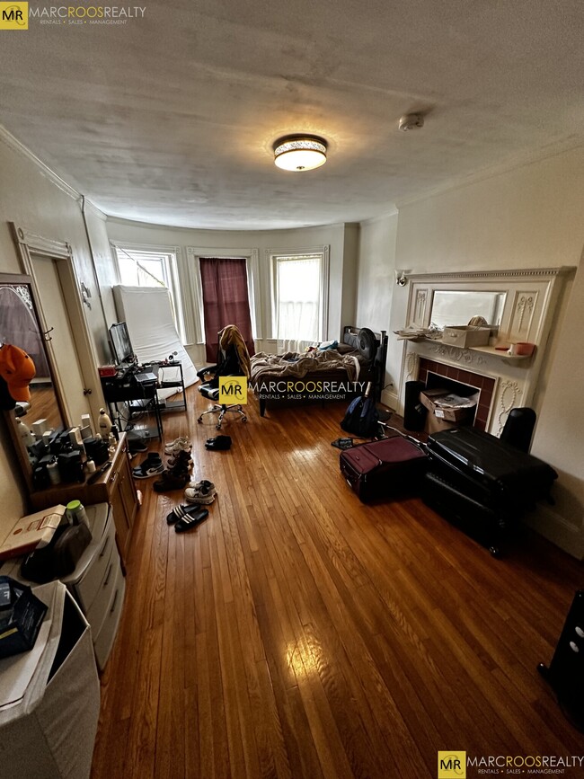 Building Photo - 916 Beacon St