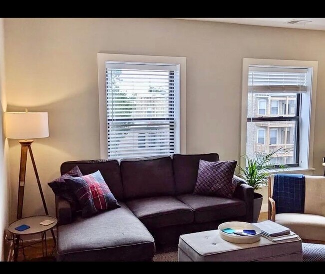 Building Photo - 2 bedroom in Chicago IL 60625