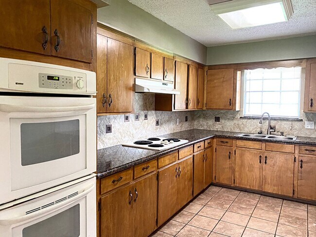 Building Photo - 945 Chatwood Dr, Beaumont, TX 77706