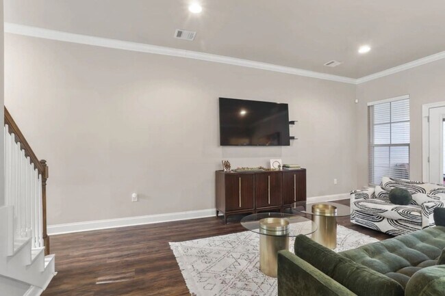 Building Photo - 3 Bedroom Furnished rental Near LSU|All utilities included |Short Term & Long Term Options Available