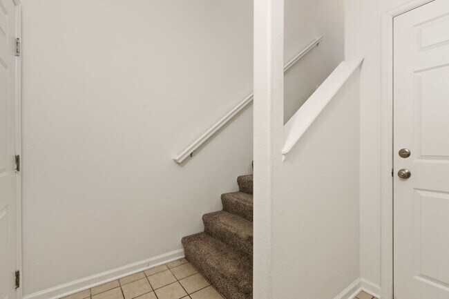 Building Photo - Updated 2 Bedroom 2 Bathroom Condo with 1 ...