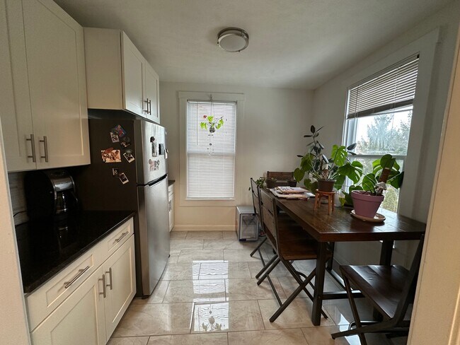 Building Photo - 1425 Hopkins Ave