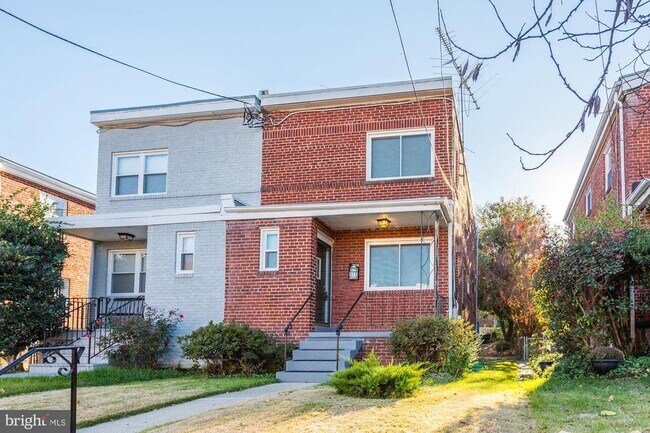 Building Photo - 635 Nicholson St NE