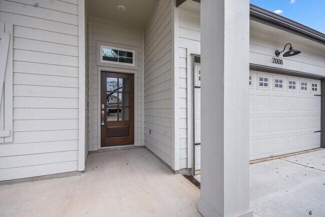 Building Photo - 2008 Stirling St