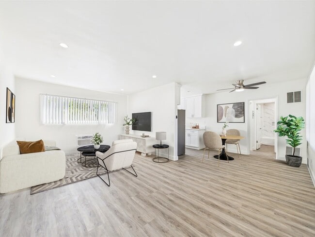 Foto del edificio - 13060 Burbank Blvd. Apartments