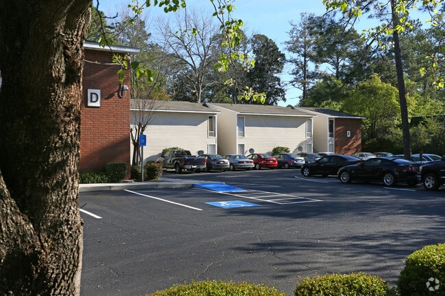 Building Photo - Castlewood Apartments