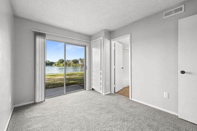 Foto del edificio - Lakes at Largo Apartments