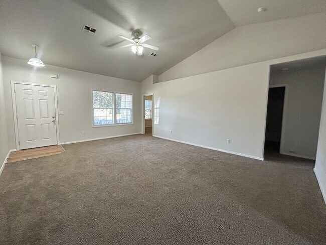 Foto del edificio - Spacious 4-Bedroom Home with Fenced Yard, ...