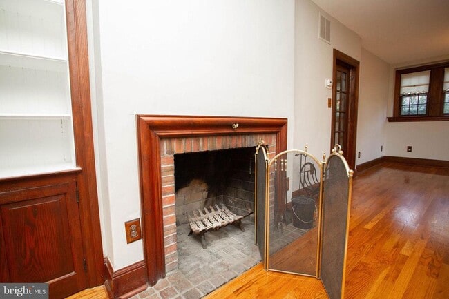 Building Photo - 319 N Newton Lake Dr