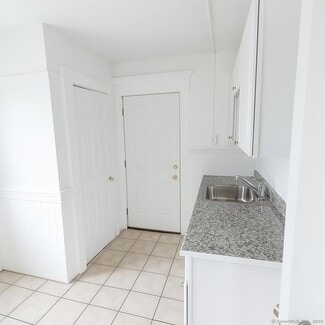 Building Photo - 225 Helen St