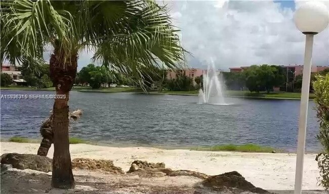 Building Photo - 9363 Fontainebleau Blvd