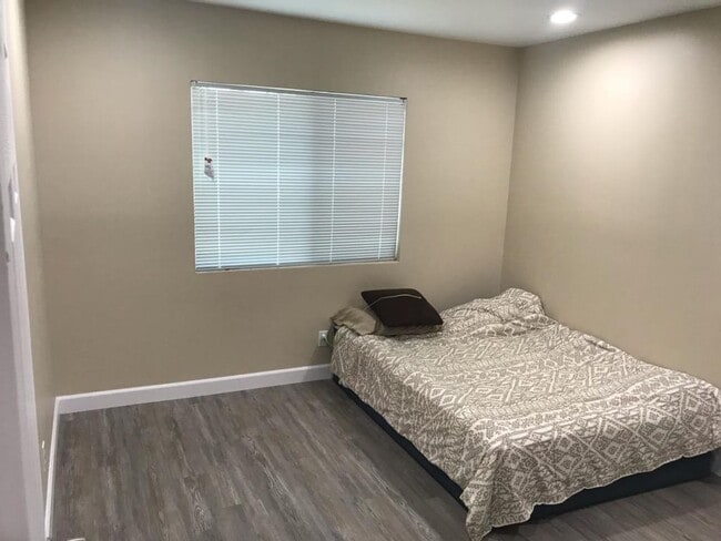 Building Photo - Beautifully remodeled 2 bed/2 bath home in...