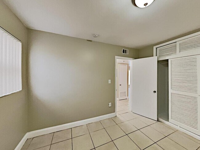 Foto del edificio - 1621 NE 56th St