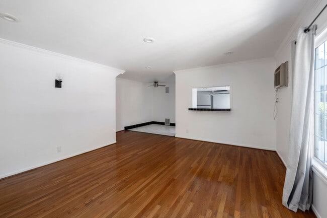 Building Photo - 1008 N Stanley Ave