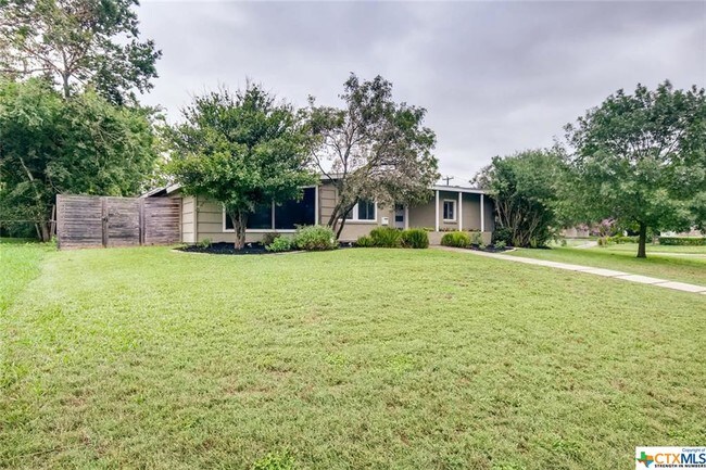 Foto del edificio - 921 Ivy Ln