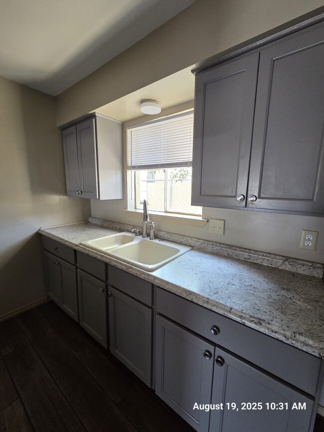 Building Photo - 605 Bustamante St