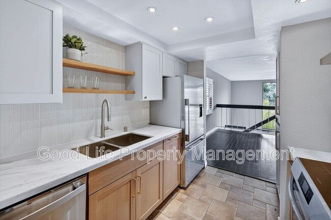 Building Photo - 2564 Navarra Dr