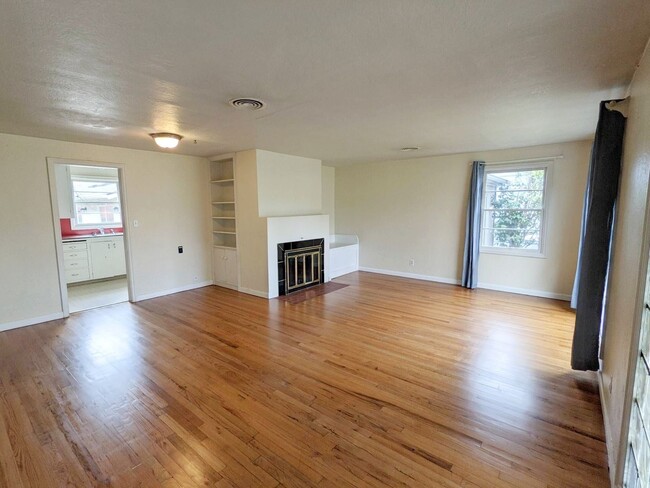 Building Photo - 5+ bedroom South Campus house w/ large fen...