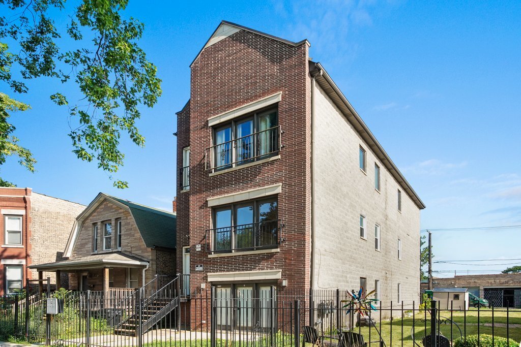 Primary Photo - 4126 W Maypole Ave