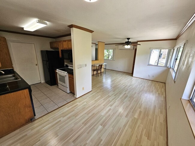 Building Photo - Tranquil 3 bd, 1.5 bath with GARAGE & PHOTOVOLTAIC