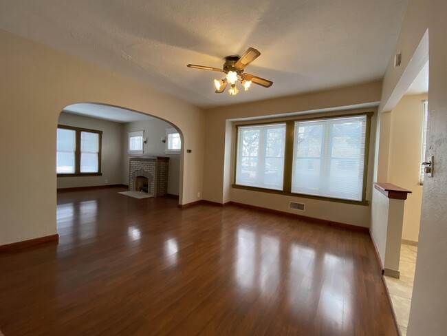 Building Photo - 923 Dawes Ave
