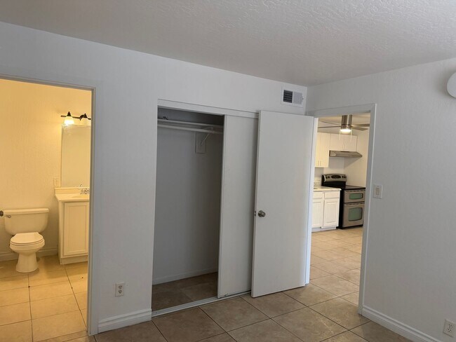 Building Photo - 1 Bedroom 1 bath Condo in Central Las Vegas