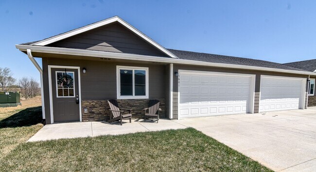 Foto del edificio - 3 Bedroom, Single-story Townhomes for rent...