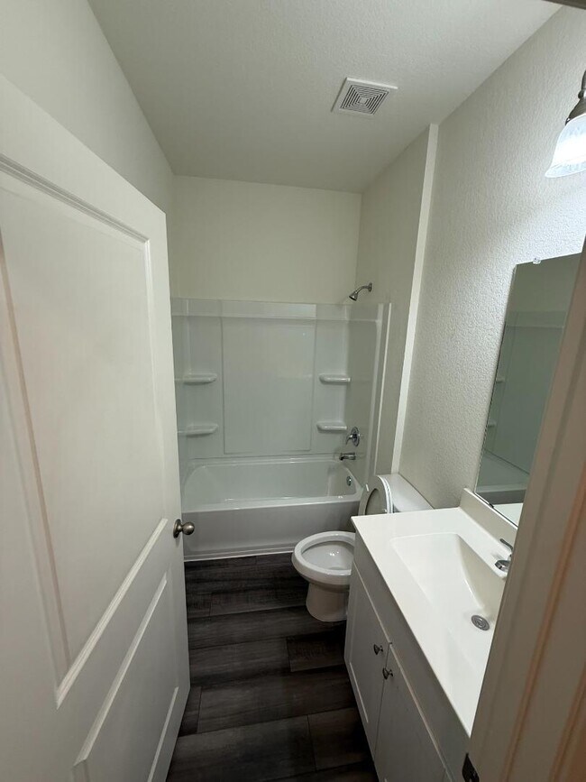 Building Photo - 401 Wren Ln