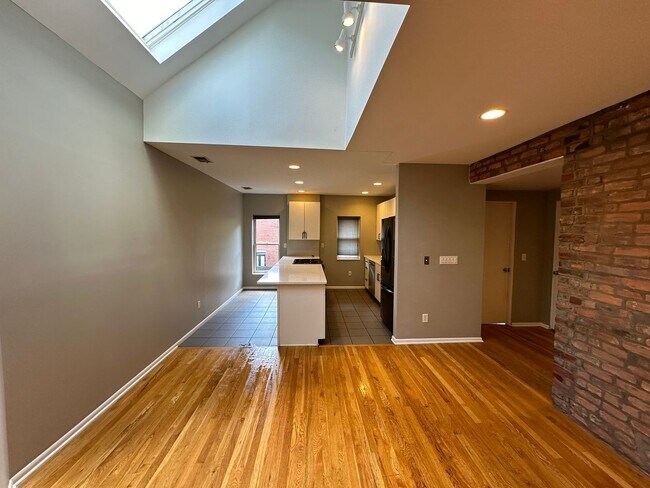 Foto del edificio - Collins Ave 241-243 MLR