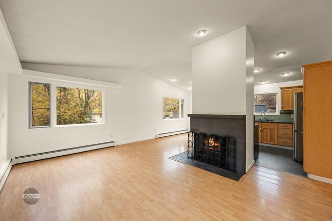 Foto del edificio - 4BD/2BA Anchorage Home – New Carpet, Fenced Yard, Near JBER