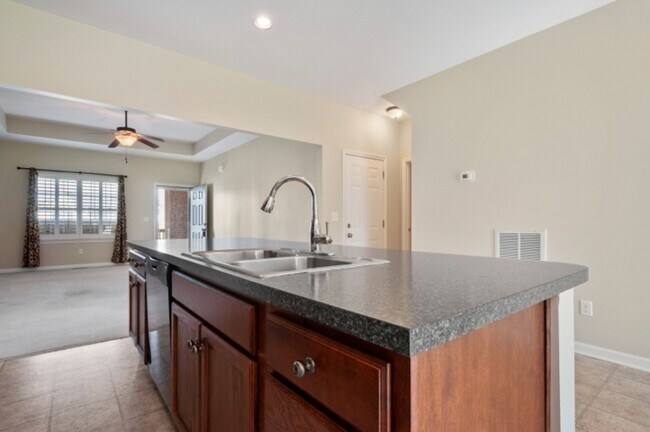 Building Photo - 653 Nevins Pl