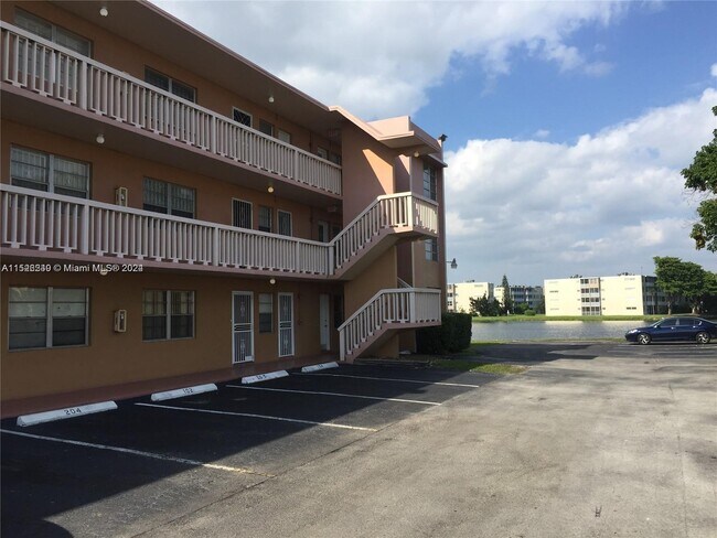 Building Photo - 1591 NE Miami Gardens Dr