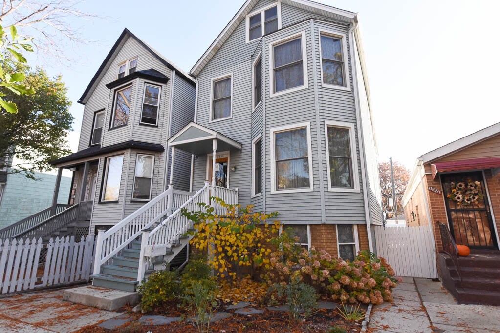 Primary Photo - 3323 N Whipple St