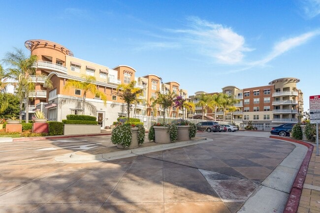 Building Photo - RESORT Living, modern upgraded Condohome i...