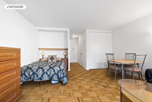 Foto del edificio - 393 W 49th St