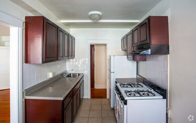 Kitchen B110 - Parkwood Manor Apartments