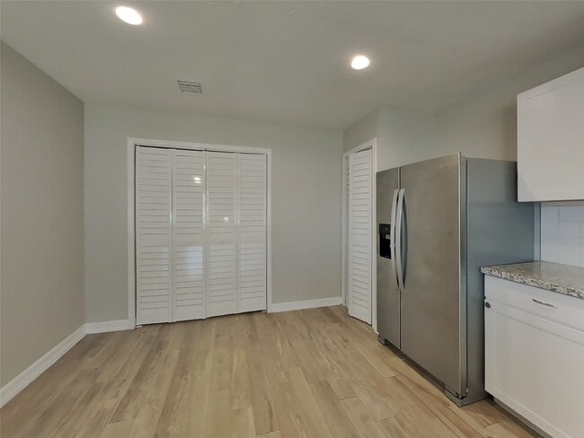 Building Photo - 6127 Larchbrook Dr