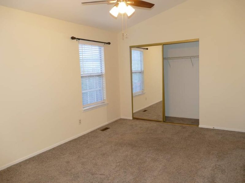 Foto del edificio - 2039 Putnam Rd