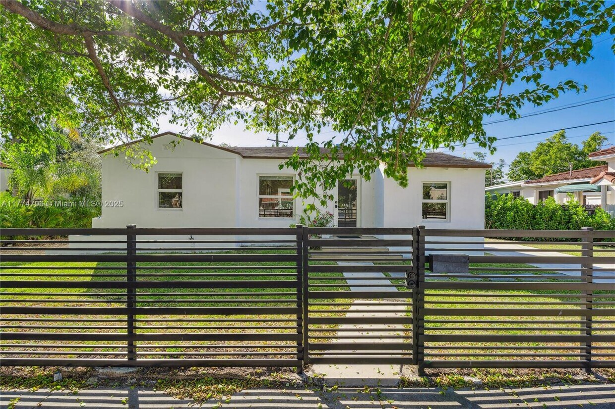 Primary Photo - 990 SW 11th St