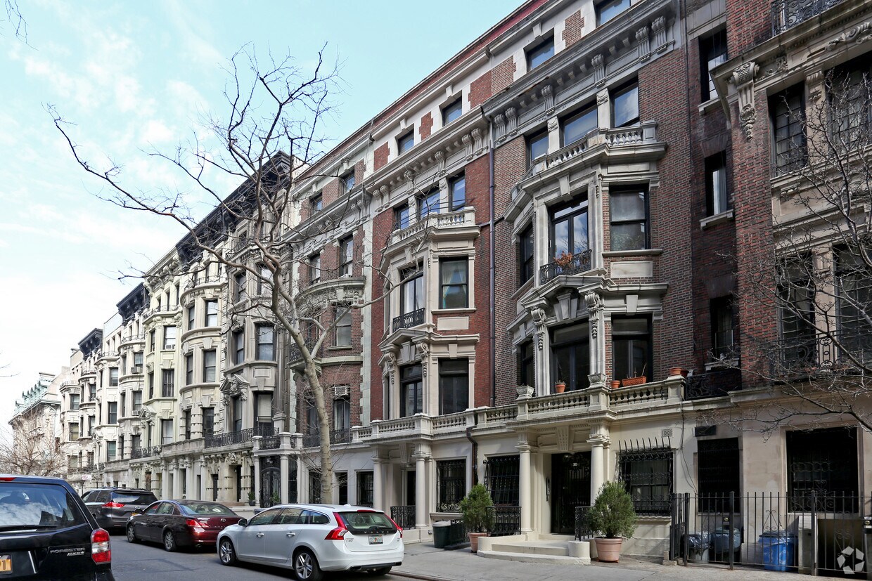 Building Photo - 305 W 105th St