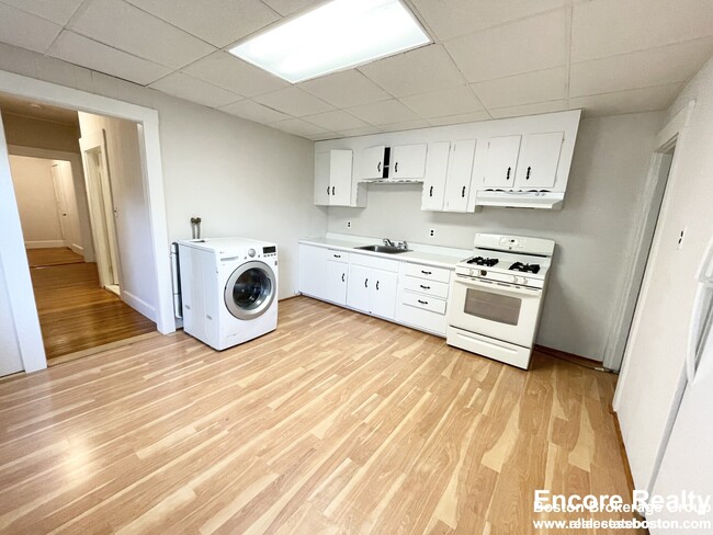 Building Photo - 122 Buttonwood St