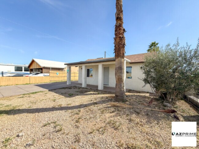 Building Photo - $1000 OFF FIRST MONTH RENT MOVE IN SPECIAL! Discover this Charming 5/2 Phoenix House!