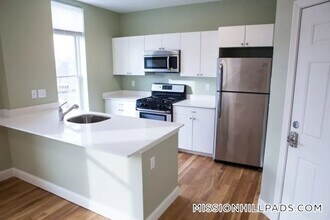 Building Photo - 10 Roxbury St