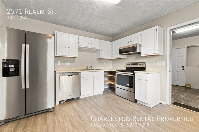 Building Photo - 2571 Realm St