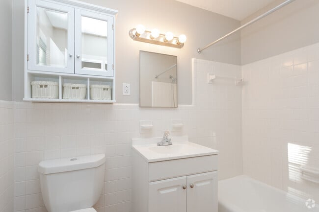 1BR, 1BA - 950SF Classic - Bathoom - Morganton Arms Apartments