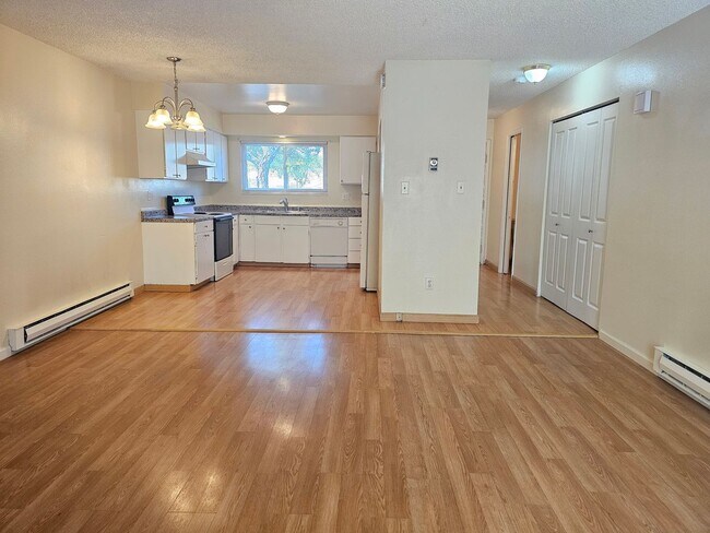 Building Photo - Southeast Reno Townhome - Close to Everyth...
